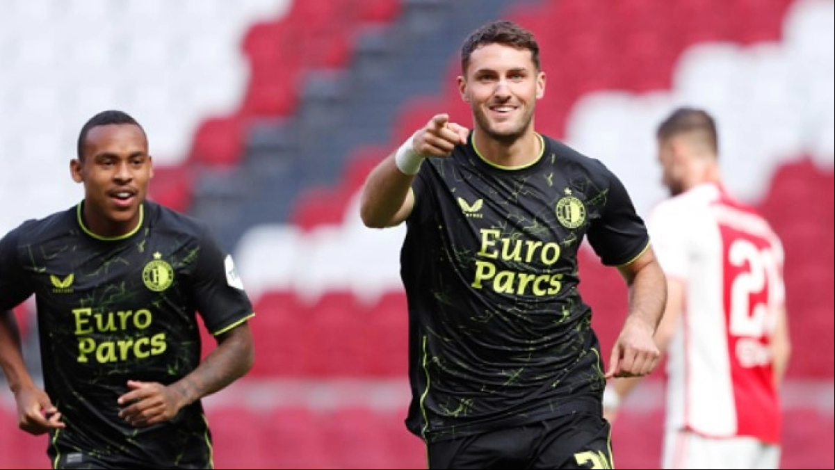 Los 3 clubes de la Premier League que siguen a Santi Giménez