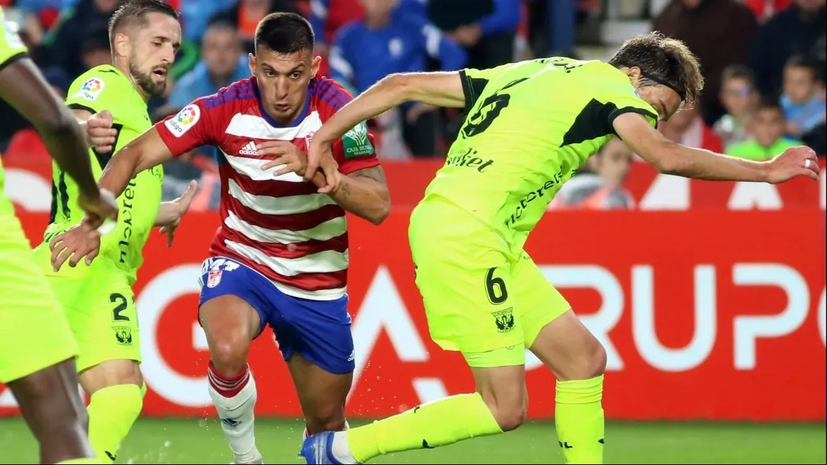 Myrto Uzuni, delantero del Granada que podría fichar por el Rayo Vallecano