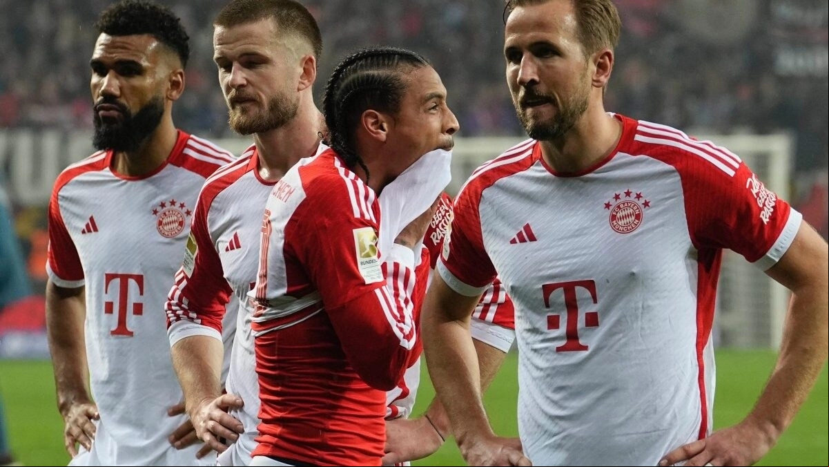 The Bayern Munich players lament after a defeat.