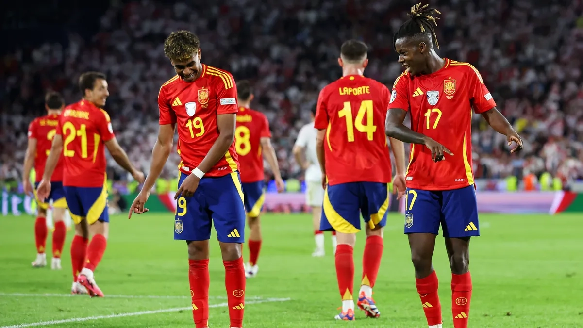 Lamine Yamal y Nico Williams celebran un gol
