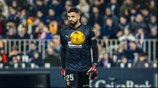 Los 3 porteros que el Valencia espía para sustituir a Mamardashvili / Valenciacf.com