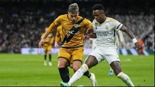 Ratiu, jugador del Rayo Vallecano, ante Vinicius.