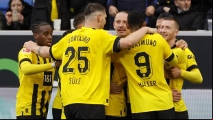 The Borussia Dortmund players celebrate a goal by Sébastien Haller.
