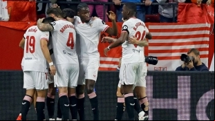 Los jugadores del Sevilla celebran un gol