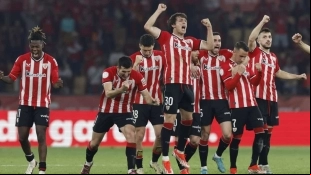 Los jugadores del Athletic Club celebran un penalti anotado