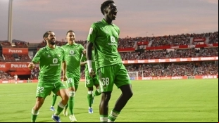 The players of Real Betis celebrate a goal.