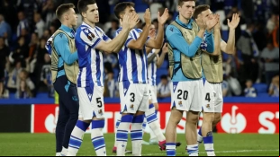 Los jugadores de la Real Sociedad aplauden a la afición