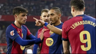 Los jugadores del Barcelona celebran un gol de Raphinha
