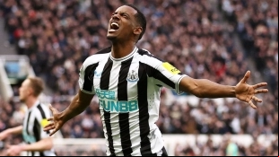 Alexander Isak, delantero del Newcastle que podría salir del club
