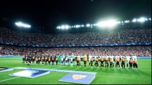 Los jugadores del Sevilla en un duelo