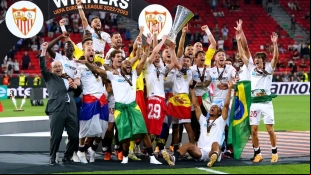 Los jugadores del Sevilla celebran la Europa League