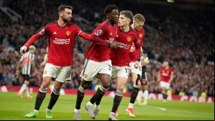 The players of Manchester United celebrate a goal.