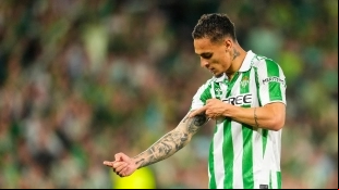 El Betis busca fórmulas para retener a Antony / La Razón