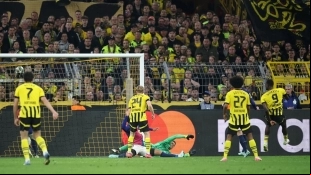 The Borussia Dortmund players against Barcelona.