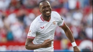 El Sevilla abre la puerta a la salida de Dodi Lukebakio