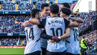 Javi Guerra no tiene claro renovar con el Valencia / Marca