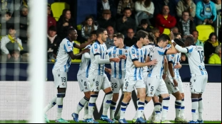 Los jugadores de la Real Sociedad celebran un gol